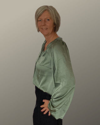 satijnen top met bishopmouw in olijfgroen