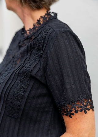 zwarte kanten blouse met korte mouwen