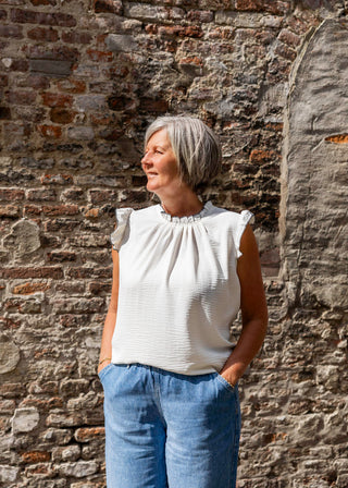 witte structuur top met rafel details