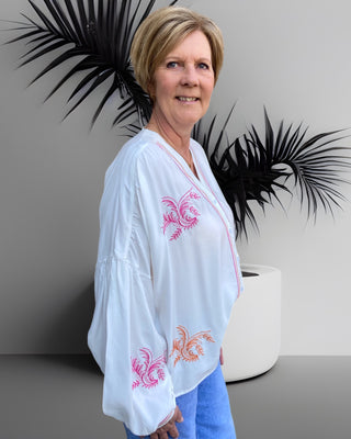 Witte blouse met borduursel in oranje/roze