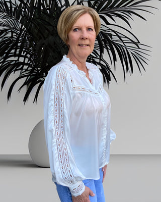 Witte satijnen blouse met kanten details