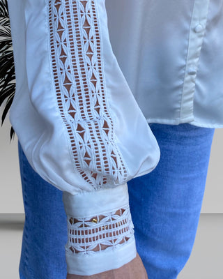 Witte satijnen blouse met kanten details