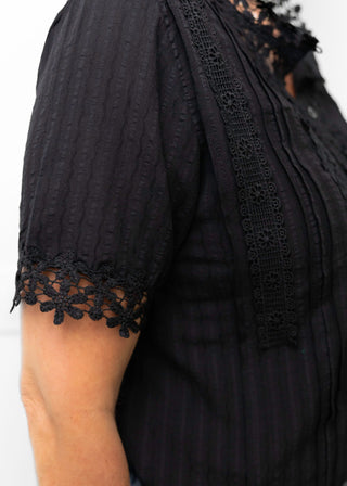 zwarte kanten blouse met korte mouwen
