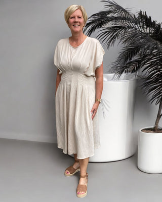 Mididress met plooien in beige