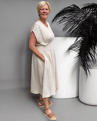 Mididress met plooien in beige