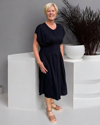 Mididress met plooien in zwart