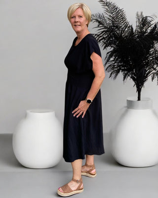 Mididress met plooien in zwart