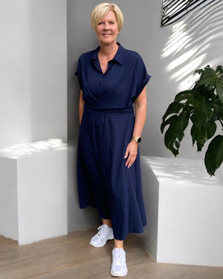 Maxidress met korte mouw en strikdetail in donkerblauw