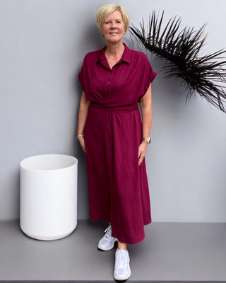 Maxidress met korte mouw en strikdetail in bordeauxrood