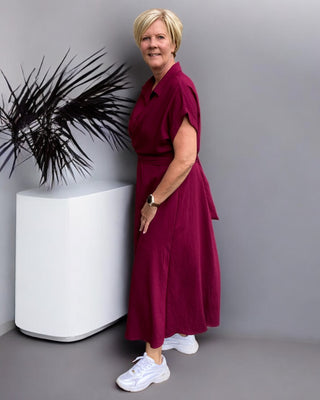 Maxidress met korte mouw en strikdetail in bordeauxrood