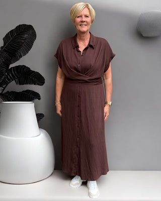 Maxidress met korte mouw en strikdetail in donkerbruin