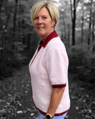 Gebreid vest met korte mouw en gekleurde bies in roze/bordeaux