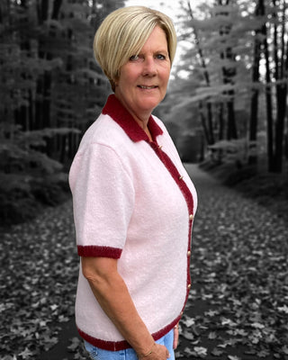 Gebreid vest met korte mouw en gekleurde bies in roze/bordeaux