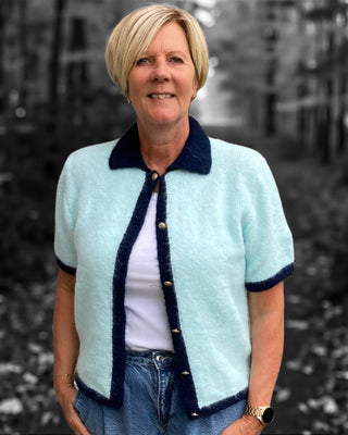 Gebreid vest met korte mouw en gekleurde bies in lichtblauw/donkerblauw