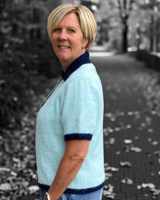 Gebreid vest met korte mouw en gekleurde bies in lichtblauw/donkerblauw