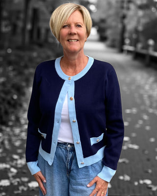 Gebreid vest met gekleurde bies in donkerblauw/lichtblauw
