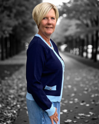 Gebreid vest met gekleurde bies in donkerblauw/lichtblauw