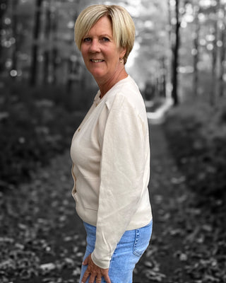 Gebreid vest met pofmouw en "bloem"knopen in beige