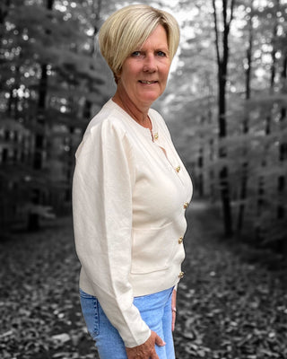 Gebreid vest met pofmouw en "bloem"knopen in beige