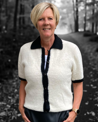 Gebreid vest met korte mouw en gekleurde bies in off-white/zwart
