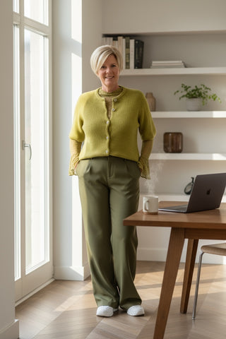 Pantalon met wijde pijpen en plooien in groen