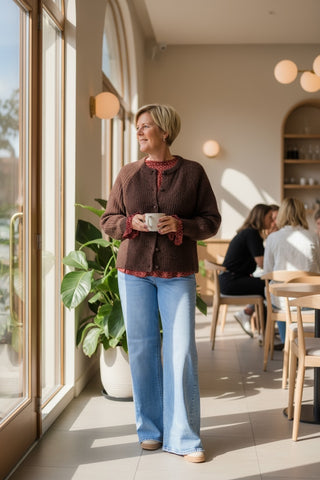 Gebreid vest met glanzende knoopjes in bruin