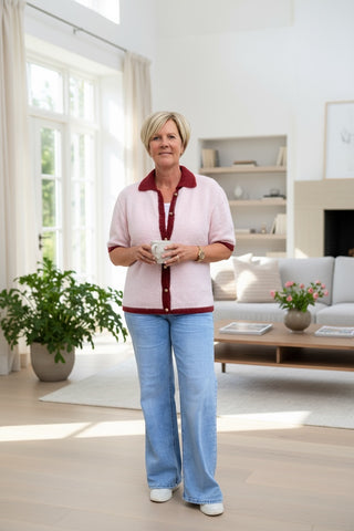 Gebreid vest met korte mouw en gekleurde bies in roze/bordeaux