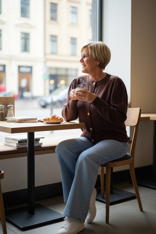 Gebreid vest met pofmouw en "bloem"knopen in bruin