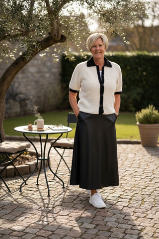 Gebreid vest met korte mouw en gekleurde bies in off-white/zwart