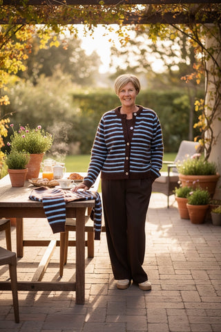 Gebreid gestreept vestje in bruin/blauw