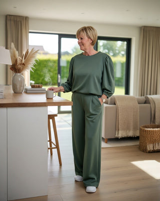 Tweedelig pak met 3/4 mouw in olijfgroen