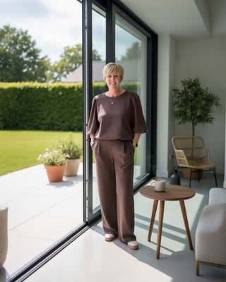 Tweedelig pak met 3/4 mouw in bruin