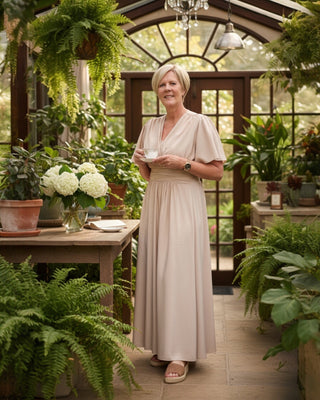 Maxidress met overslag en plooienceintuur in beige