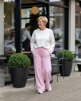 Offwhite sweater met gekleurde bies in roze