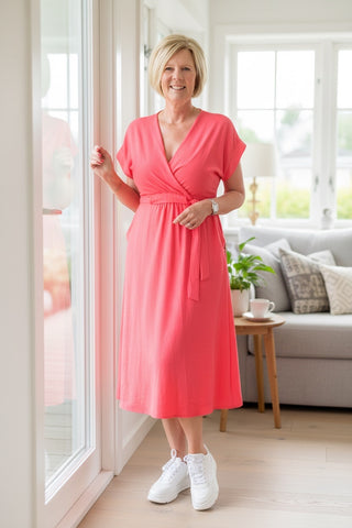 Midi jurk met overslag en ceintuur in koraal