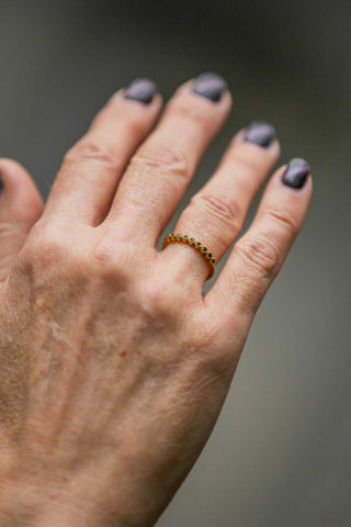 gouden ring met zwarte zirkonia steentjes