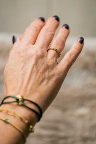 gouden ring met donkergroene zirkonia steentjes